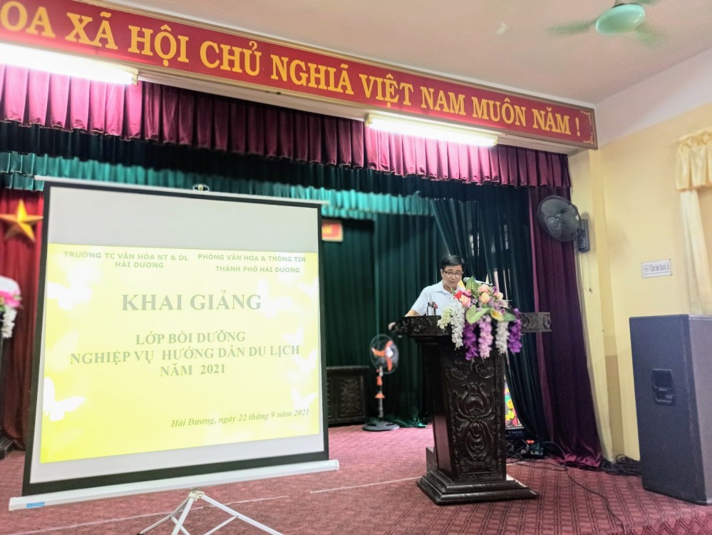 Đồng chí Mai Xuân Tuấn - Bí thư chi bộ,Hiệu trưởng nhà trường phát biểu tại buổi khai giảng