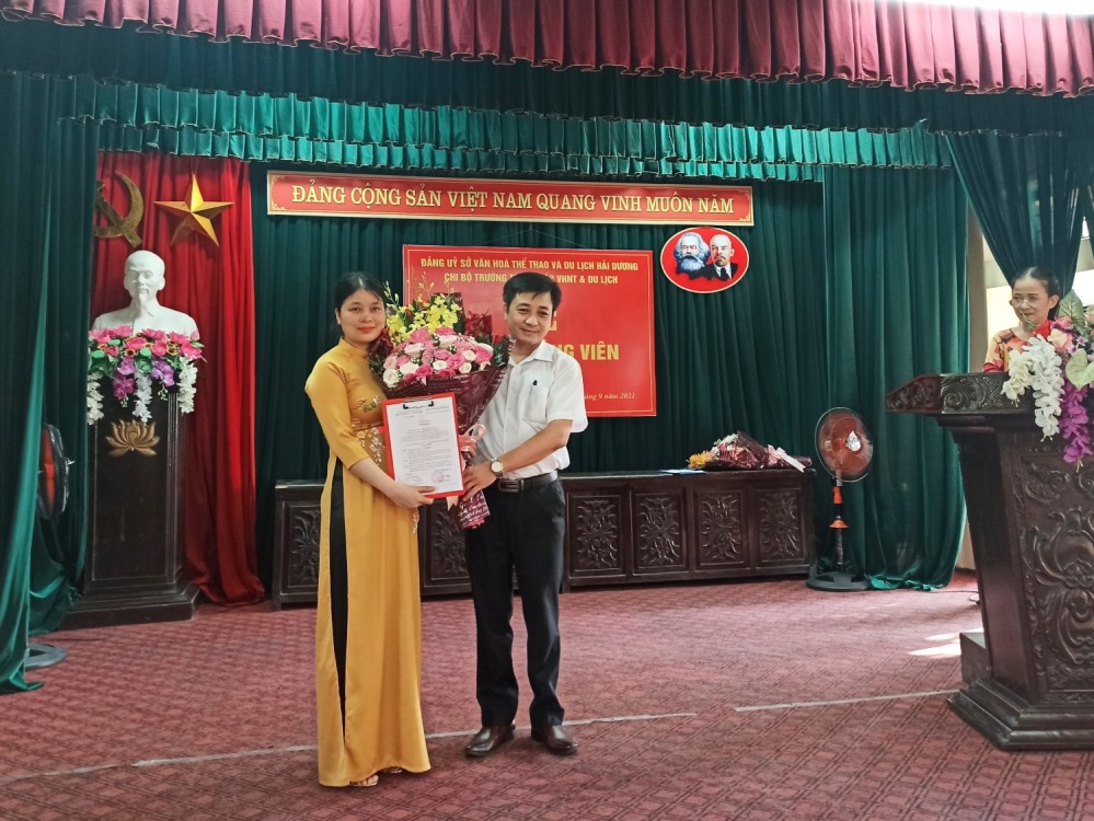 Đồng chí Mai Xuân Tuấn - Bí thư chi bộ, Hiệu trưởng nhà trường trao quyết định kết nạp Đảng và chúc mừng đồng chí Lê Thị Thu Hà