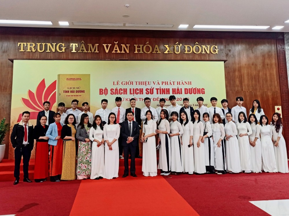 Thầy Mai Xuân Tuấn - Bí thư chi bộ, Hiệu trưởng nhà trường chụp ảnh lưu niệm cùng giáo viên và các em học sinh