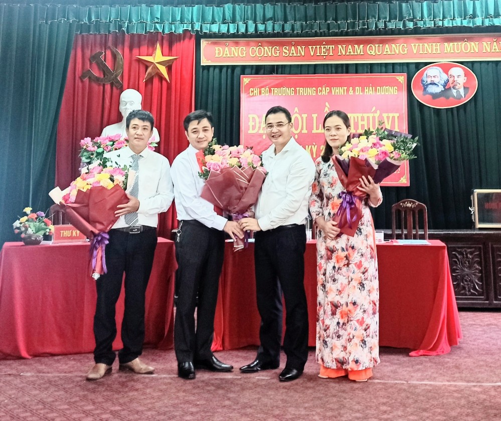Đồng chí Vũ Đình Tiến – Ủy viên Ban Thường vụ, Chủ nhiệm Ủy ban kiểm tra Đảng ủy, Phó Giám đốc sở Văn hóa Thể thao và Du lịch Hải Dương tặng hoa chúc mừng Ban Chi ủy khóa mới