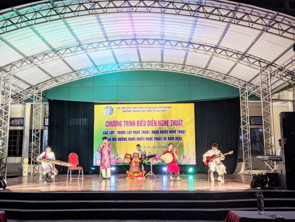 Tổ chức trưng bày tranh và biểu diễn nghệ thuật các lớp Trung cấp và lớp Bồi dưỡng Nghệ thuật hè năm 2023