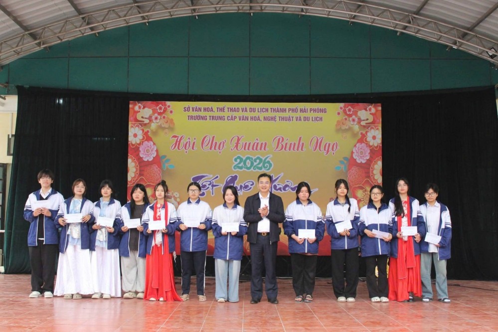 Gần 700 học sinh tham dự Hội chợ xuân "Tết quê hương"