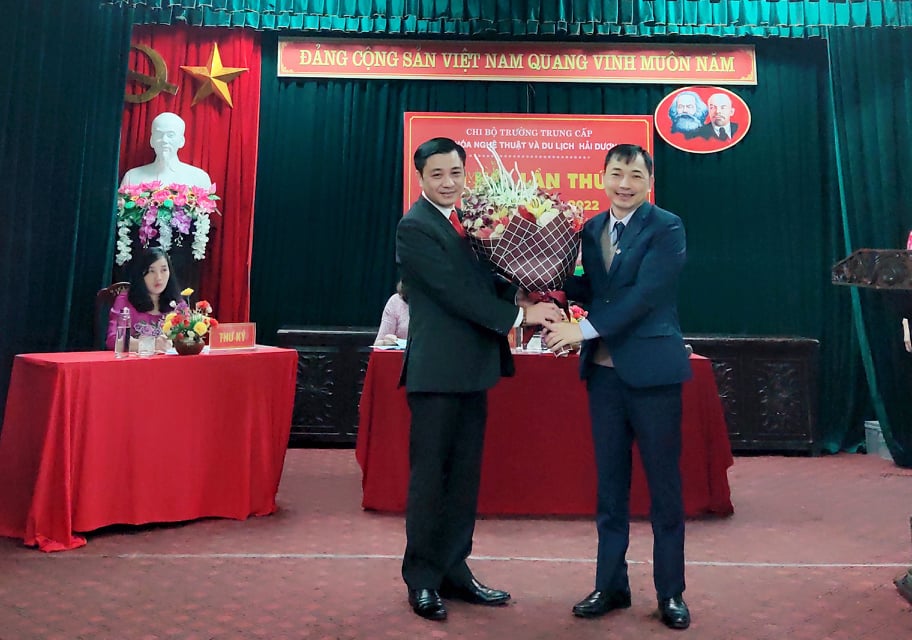 Đồng chí Vũ Khắc Lịch - Ủy viên Ban thường vụ Đảng ủy, Chủ nhiệm Uỷ ban kiểm tra, Phó giám đốc Sở Văn hóa Thể thao và Du lịch tặng hoa chúc mừng đại hội