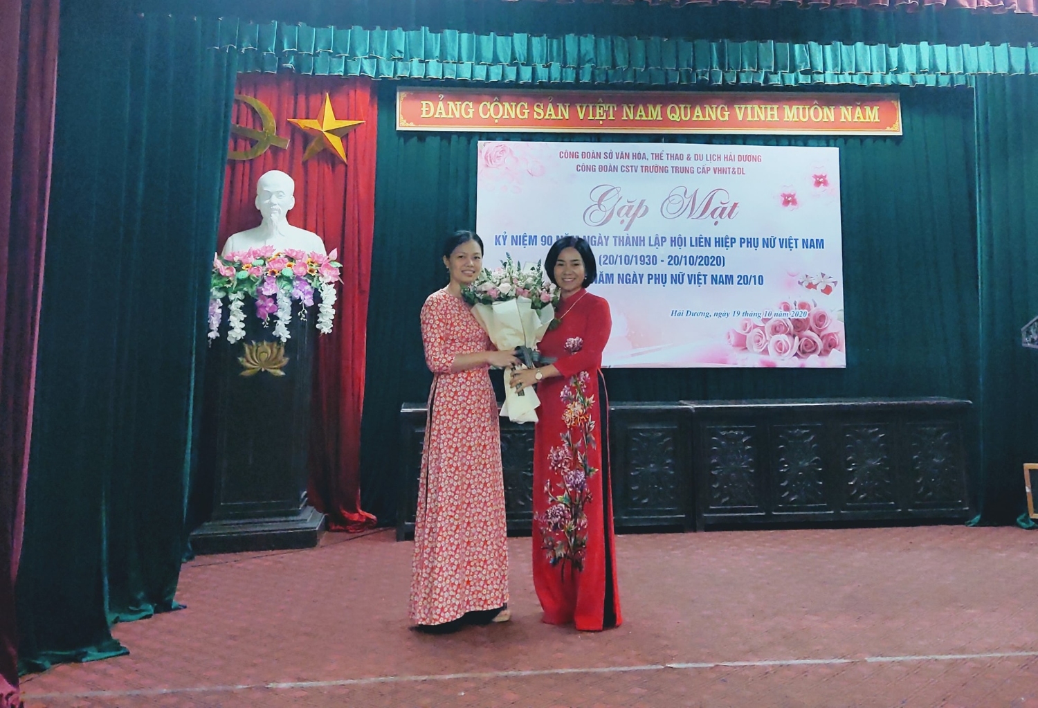 Đồng chí Đỗ Thị Mai Huệ - UVBTV Công đoàn – Trưởng ban nữ công Sở Văn hóa Thể thao và Du lịch Hải Dương tặng hoa chúc mừng nữ cán bộ, giáo viên nhà trường