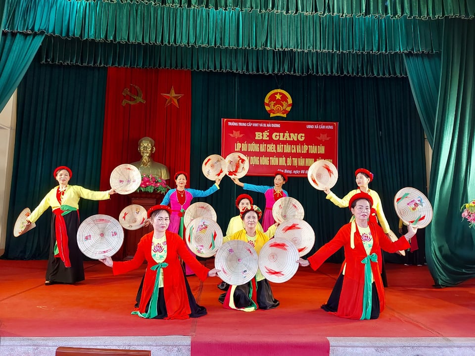 Tiết mục biểu diễn của học viên trong chương trình văn nghệ báo cáo kết quả học tập