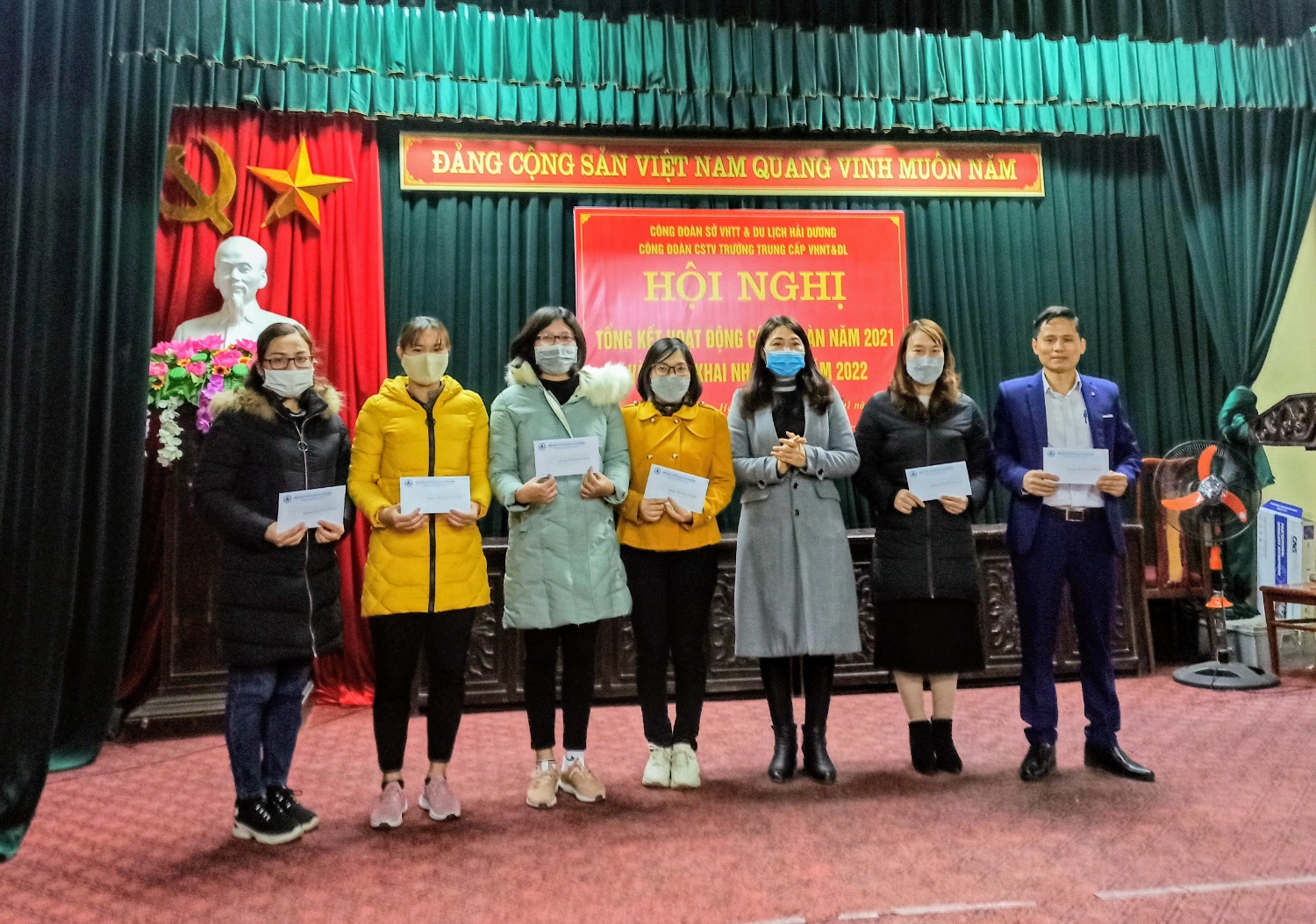 Đồng chí Nguyễn Thị Nga - Phó Hiệu trưởng, Chủ tịch Công đoàn nhà trường trao thưởng cho các Đoàn viên Công đoàn đạt thành tích năm 2021