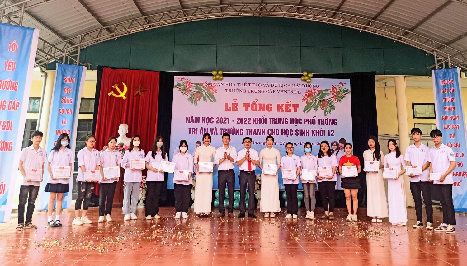 Thầy Mai Xuân Tuấn - Bí thư Chi bộ, Hiệu trưởng nhà trường trao thưởng cho học sinh đạt danh hiệu Học sinh Giỏi