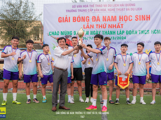 Thầy Mai Xuân Tuấn - Bí thư Chi bộ, Hiệu Trưởng nhà trường trao Cúp và Huy chương Vàng cho lớp 11A7