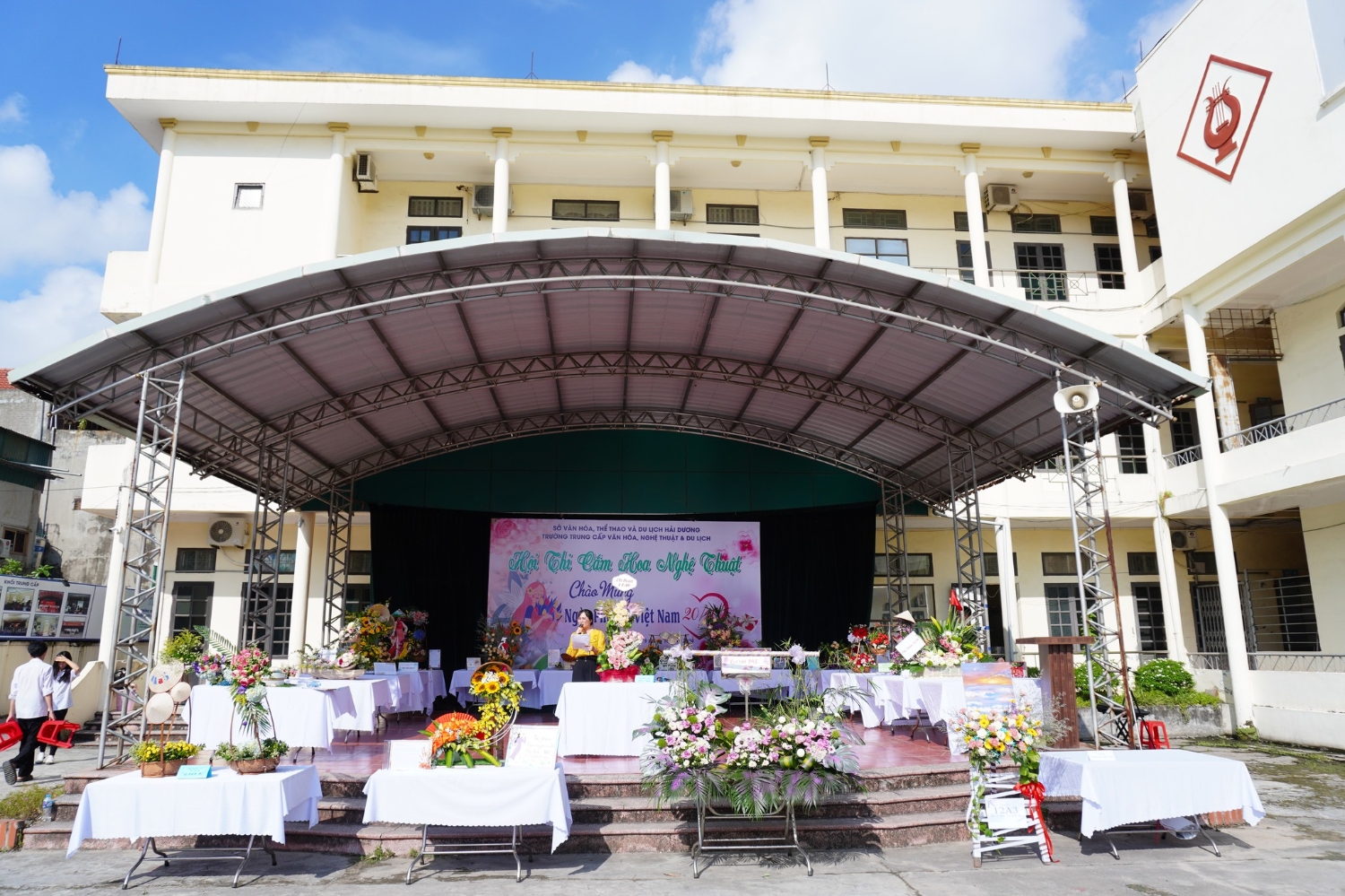 Hội thi cắm hoa chào mừng ngày Phụ nữ Việt Nam 20/10