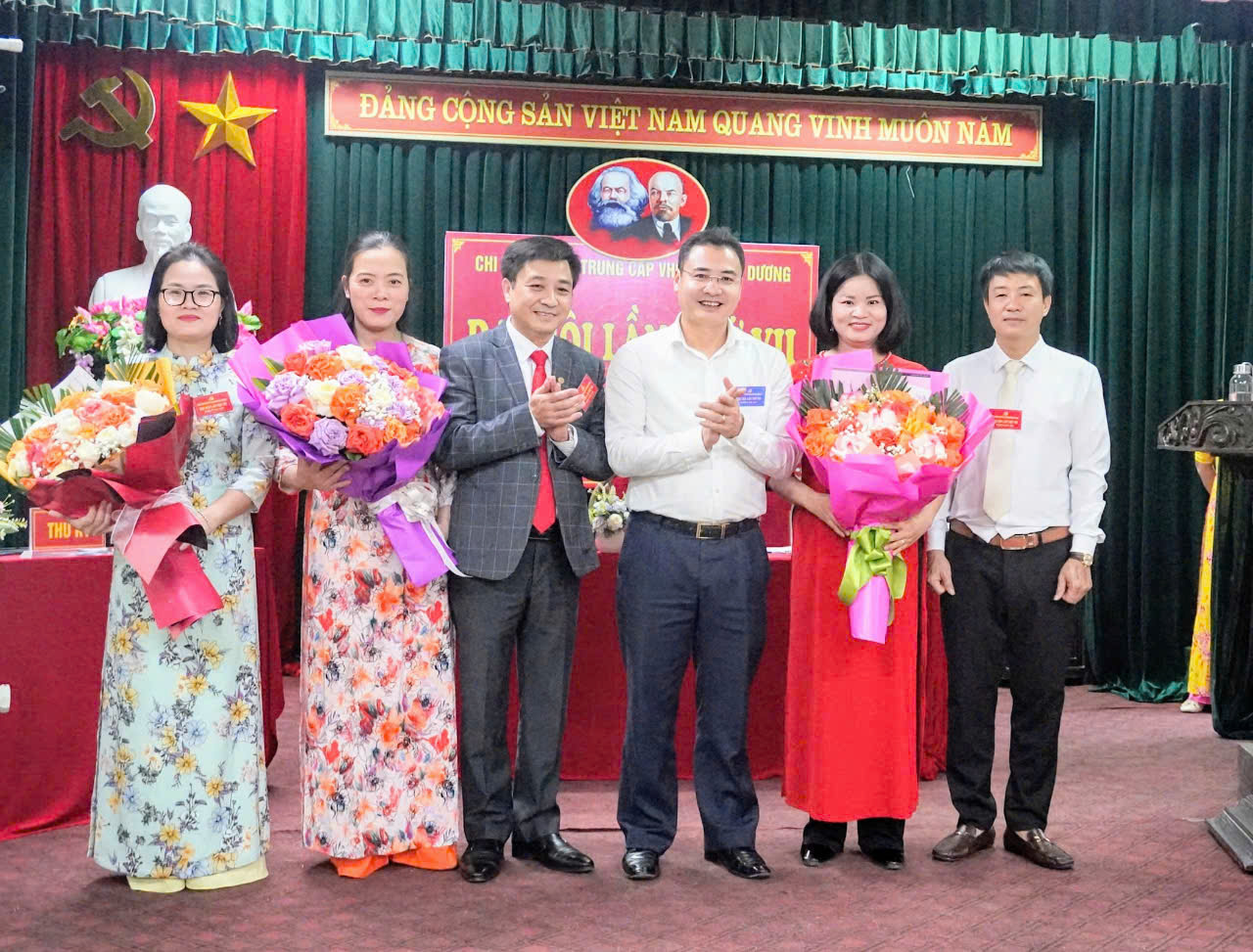 Đồng chí Vũ Đình Tiến – Ủy viên Ban Thường vụ Đảng Ủy, Chủ nhiệm Ủy ban kiểm tra Đảng ủy, Phó Giám đốc sở Văn hóa Thể thao và Du lịch Hải Dương tặng hoa chúc mừng Ban Chi ủy khóa mới.