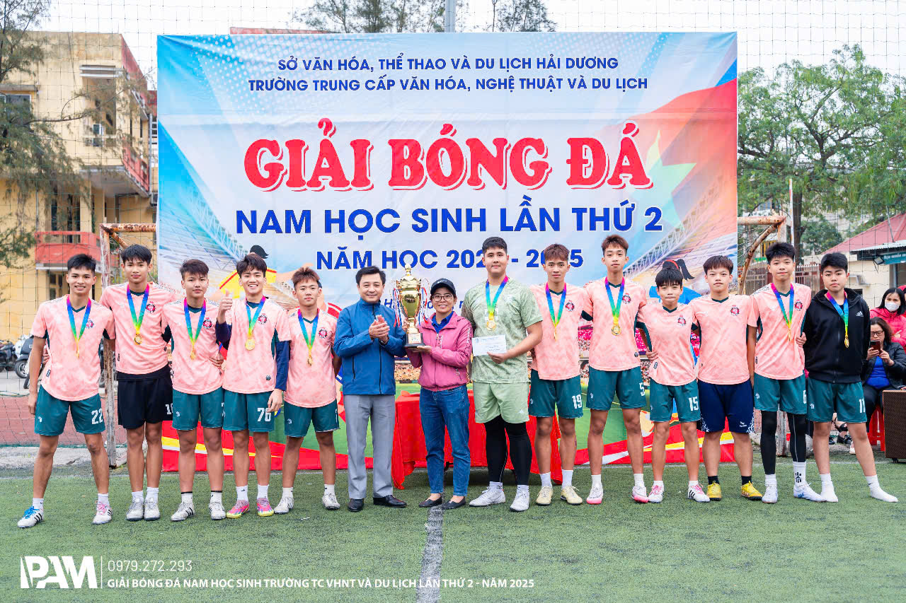 Đội tuyển lớp 10A6 nhận giải vô địch