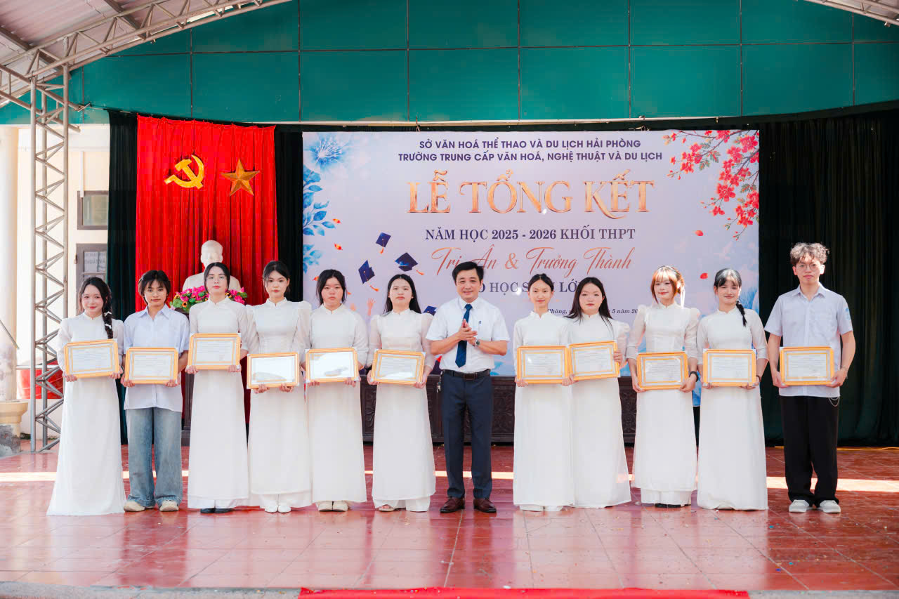 Thầy Mai Xuân Tuấn - Bí thư Chi bộ, Hiệu trưởng nhà trường trao phần thưởng cho học sinh đạt giải trong kì thi chọn học sinh giỏi cấp TP